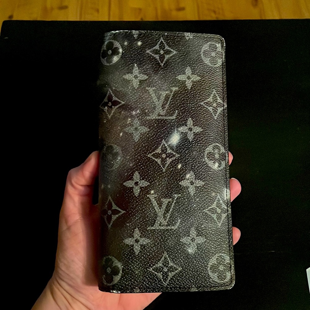 Authentic Louis Vuitton Limited Edition Galaxy Print Brazza Pocketbook Wallet